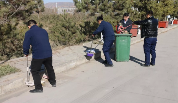 文明创建我先行 ——必一手机官方网站团委开展环境卫生整治志愿活动(图2)