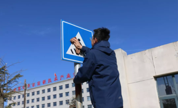 文明创建我先行 ——必一手机官方网站团委开展环境卫生整治志愿活动(图3)
