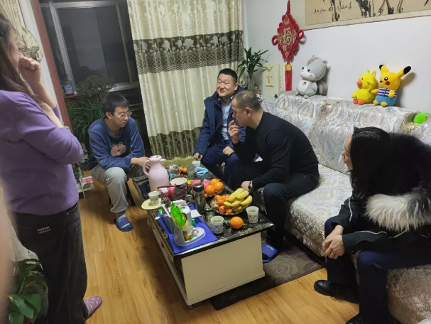 关爱员工冷暖 传递组织温情——必一手机官方网站组织开展员工家访活动(图2)