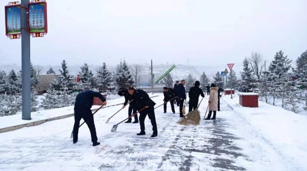 文明创建我先行——必一手机官方网站组织员工开展积雪清扫活动(图2)