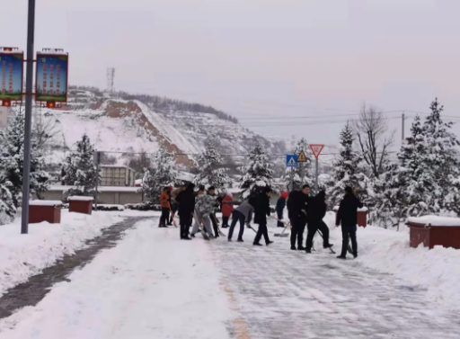 瑞雪兆丰年 扫雪保安全——必一手机官方网站团委组织开展积雪清扫活动(图2)