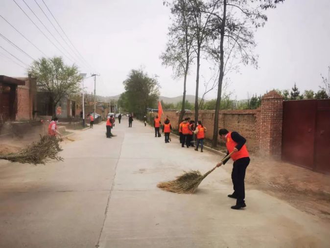 必一手机官方网站赴包抓共建村社开展卫生清扫志愿服务活动(图2)