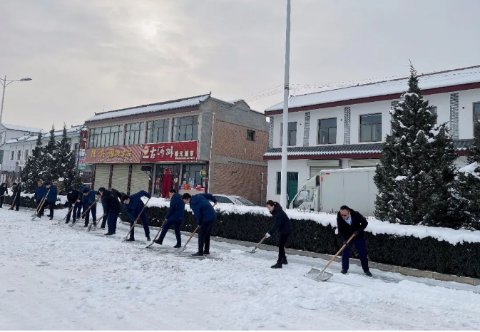 筑起安全墙 照亮乡村路——必一手机官方网站鼎力支持包抓共建村社文明创建工作(图7)