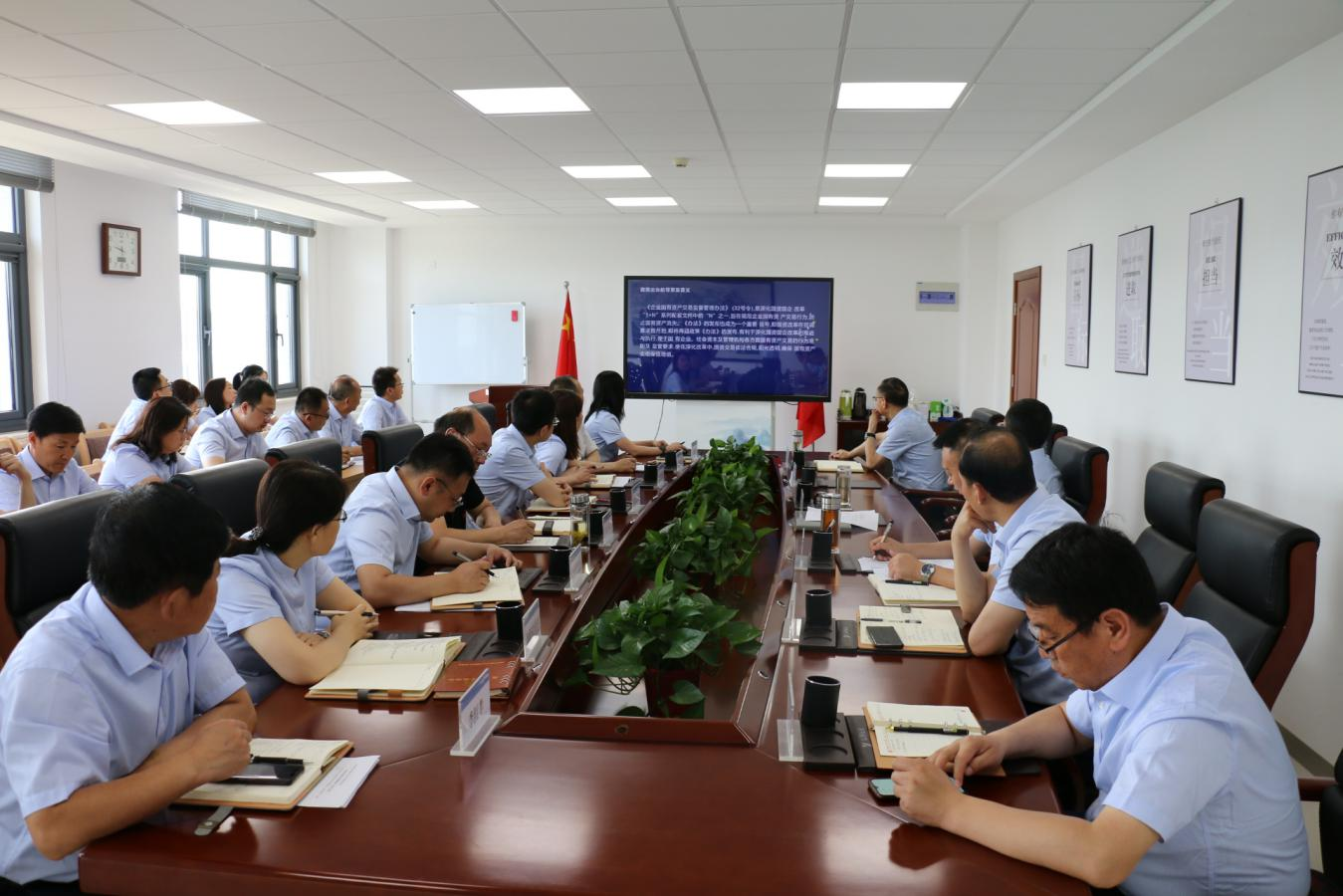 必一手机官方网站召开党委理论中心组集体学习研讨会议(图2)