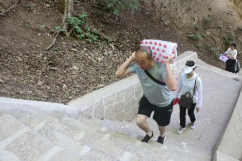 助力文旅市场 展示产投风采——必一手机官方网站组织开展员工登山比赛活动(图6)
