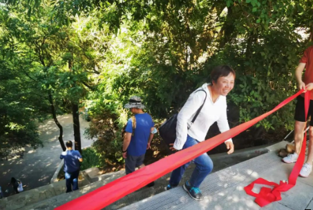 助力文旅市场 展示产投风采——必一手机官方网站组织开展员工登山比赛活动(图7)