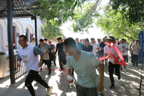 助力文旅市场 展示产投风采——必一手机官方网站组织开展员工登山比赛活动(图2)