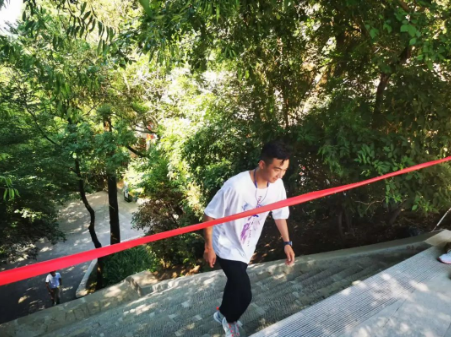 助力文旅市场 展示产投风采——必一手机官方网站组织开展员工登山比赛活动(图8)