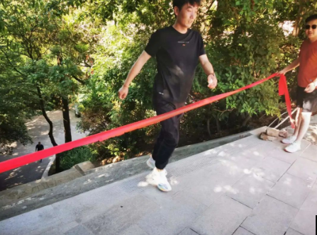 助力文旅市场 展示产投风采——必一手机官方网站组织开展员工登山比赛活动(图9)