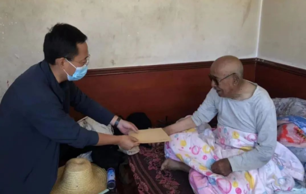 必一手机官方网站赴帮扶村对接工作并慰问困难党员(图2)